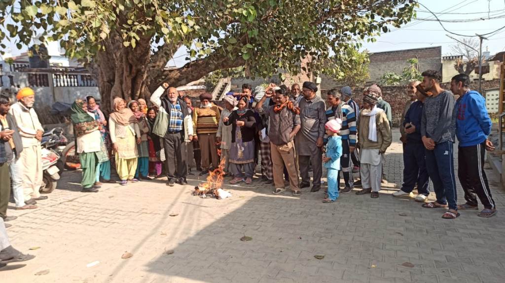 ਬੱਢੋਆਣ ਸਰਦੁਲਾਪੁਰ ਦੇ ਮਜ਼ਦੂਰਾ ਕਿਸਾਨਾ ਔਰਤਾ ਨੇ ਇਕੱਠੇ ਹੋ ਕੇ ਮੋਦੀ ਸਰਕਾਰ ਦੇ ਬਿੱਲਾ ਦੀਆ ਕਾਪੀਆ ਸਾੜੀਆ